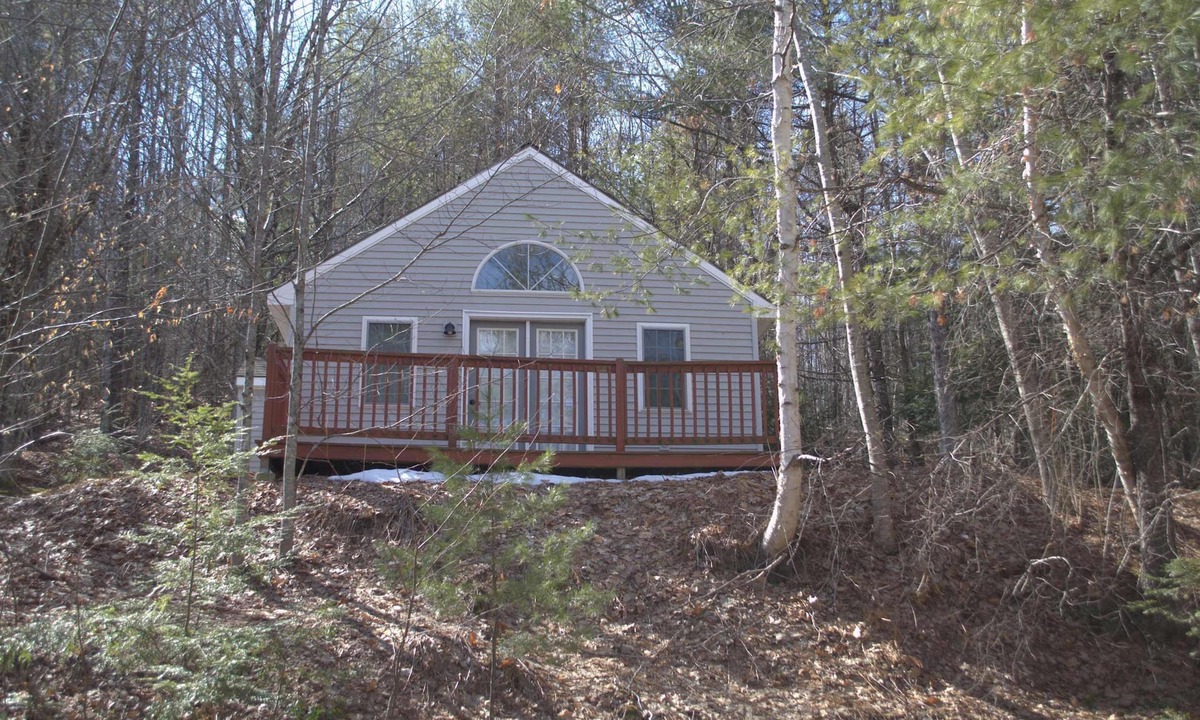 Norway Cabin | 1 bedroom cottage with queen bed and whirlpool tub and large raised deck.