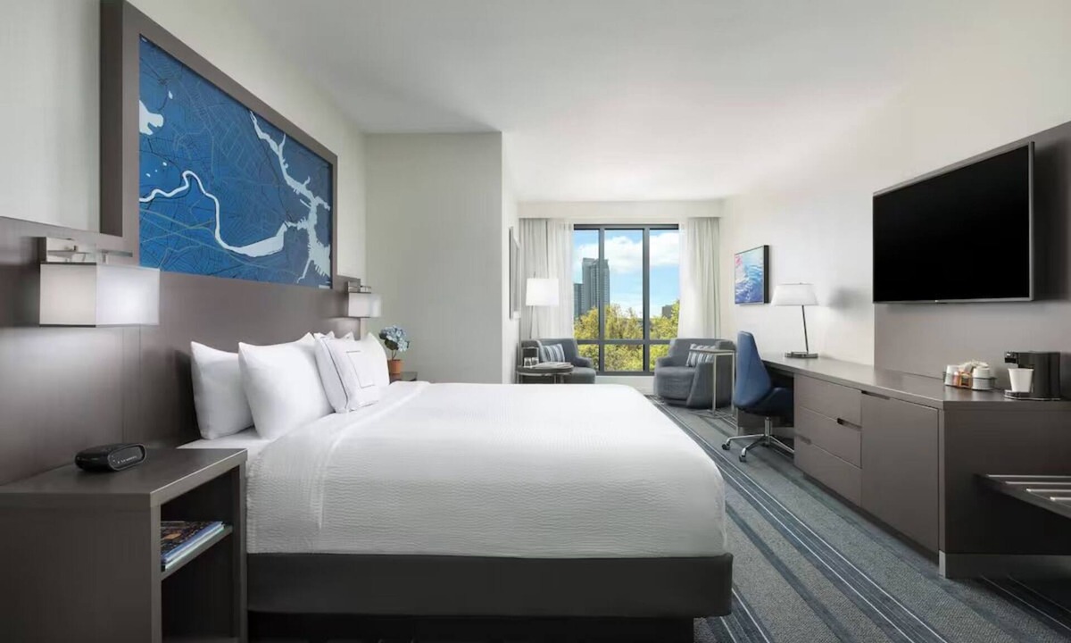Cambridgeport Hotel | 1 King at Courtyard Boston Cambridge - Walk to Cafes, Parks & Transit