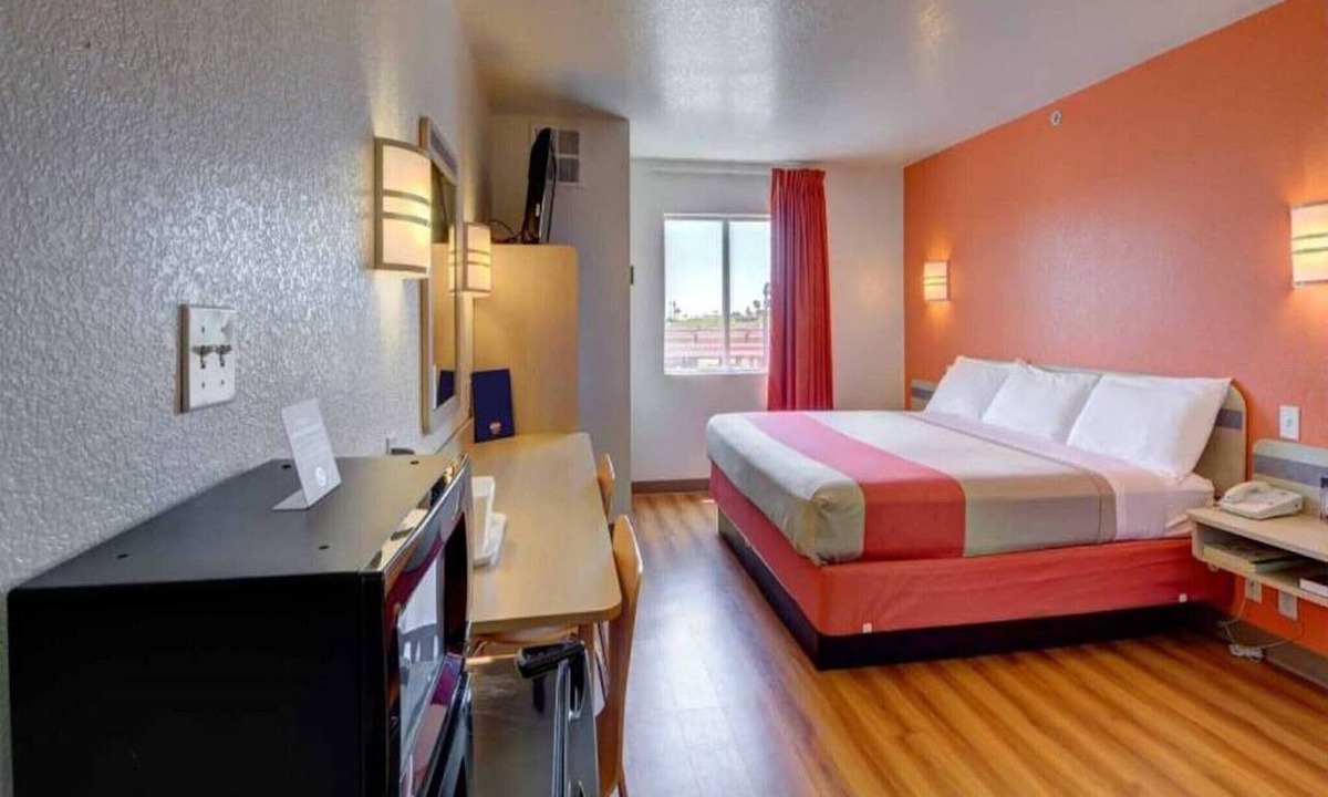 El Reno Apartment | 1 King Bed | Non-Smoking