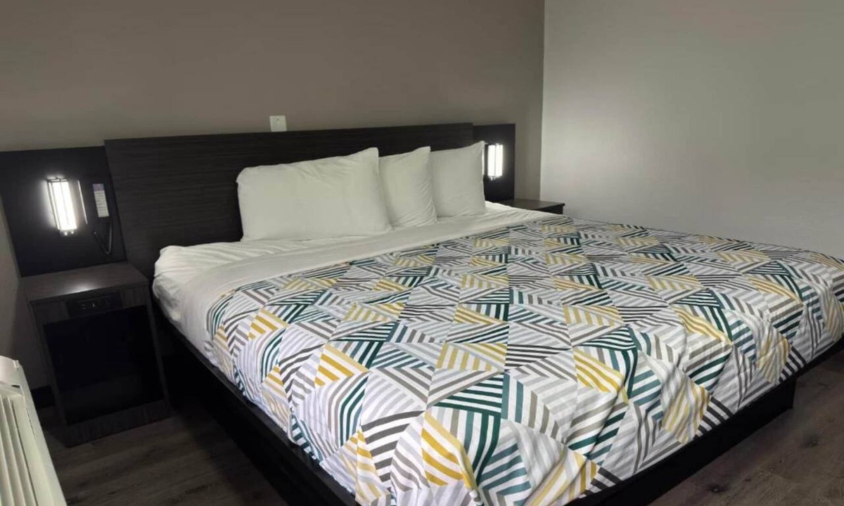 Enfield Apartment | 1 King Bed|Smoking, Micfridge