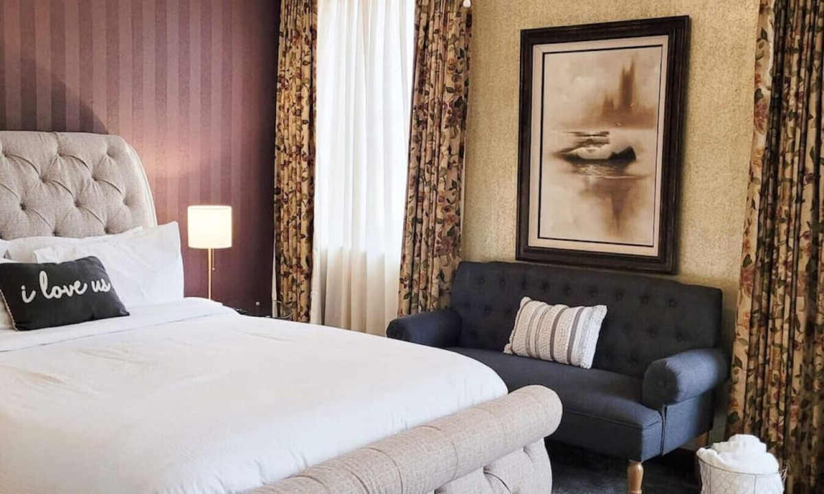 Bartlesville Apartment | 107 · Downtown Retro Room #107 - Hotel Phillips