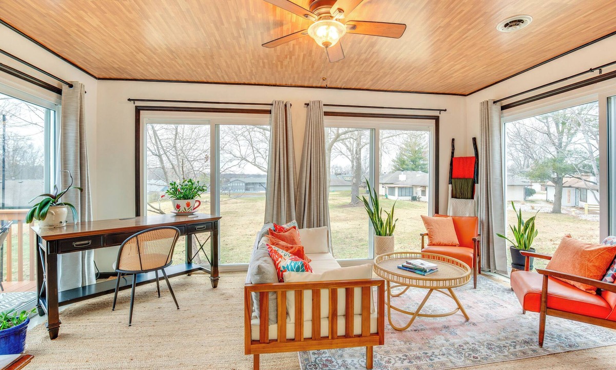 Blue Springs House | 13 Mi to Arrowhead Stadium: Blue Springs Home!