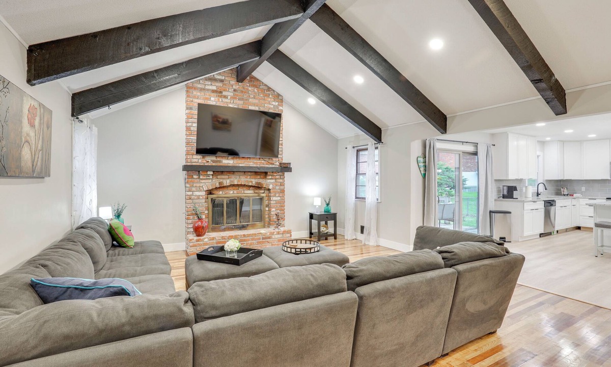 Blue Springs House | 13 Mi to Arrowhead: Family-Friendly Home w/Yard