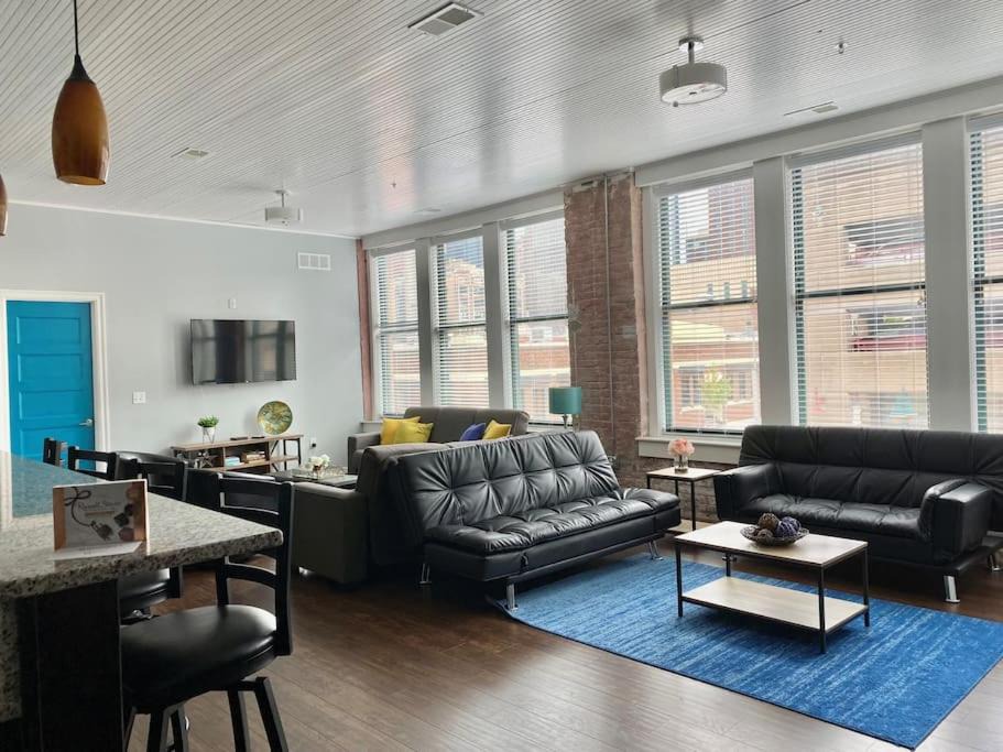 Downtown Kansas City Hotel | 1480Sq ft 2BR 2BA LOFT Downtown KC Historic Build