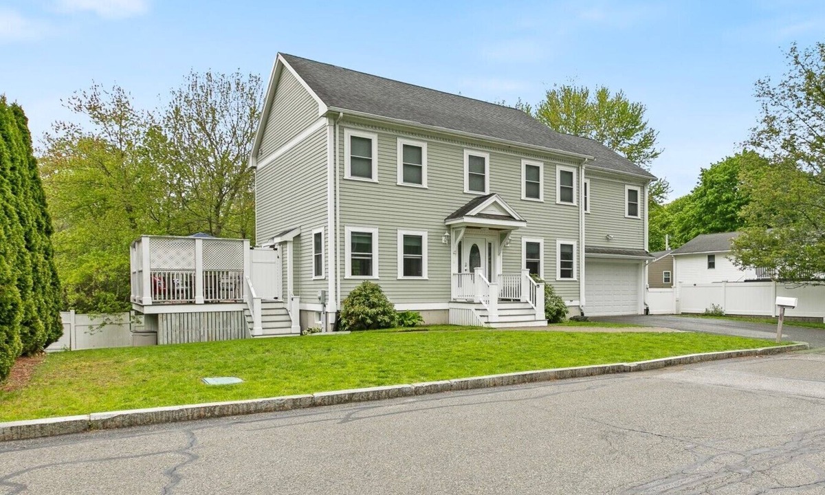 Stoneham House | 15 Min to Boston, Spacious 5BR Retreat on Road with Office Space & Comfortable Beds