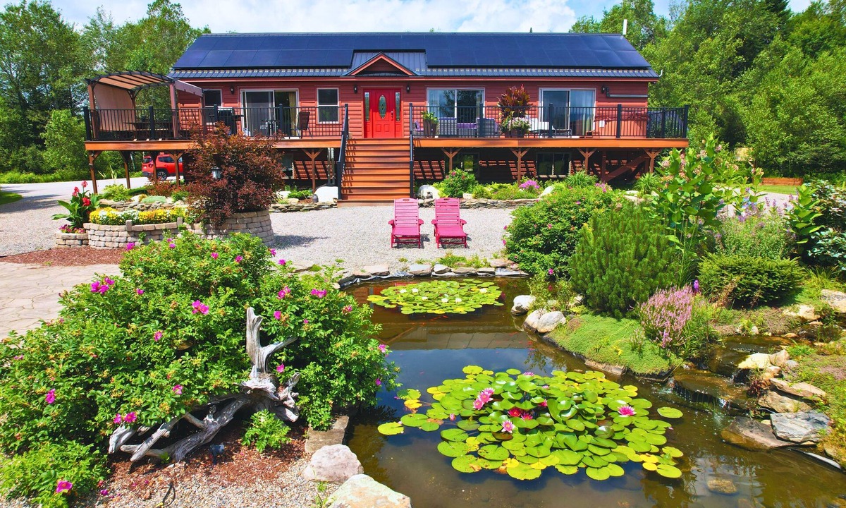 Bretton Woods Cottage | 1800ml - As Seen on TV 1 Mile From Skiing, Great Views, hot Tub, Fire Pit, Beach! Pool gym Passes