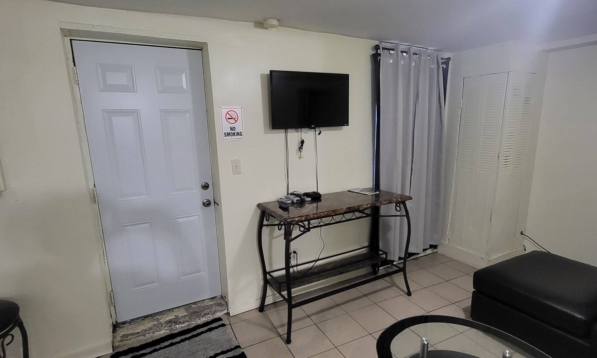 The Hill Apartment | 1br apartment within walking distance from Cedar and York St