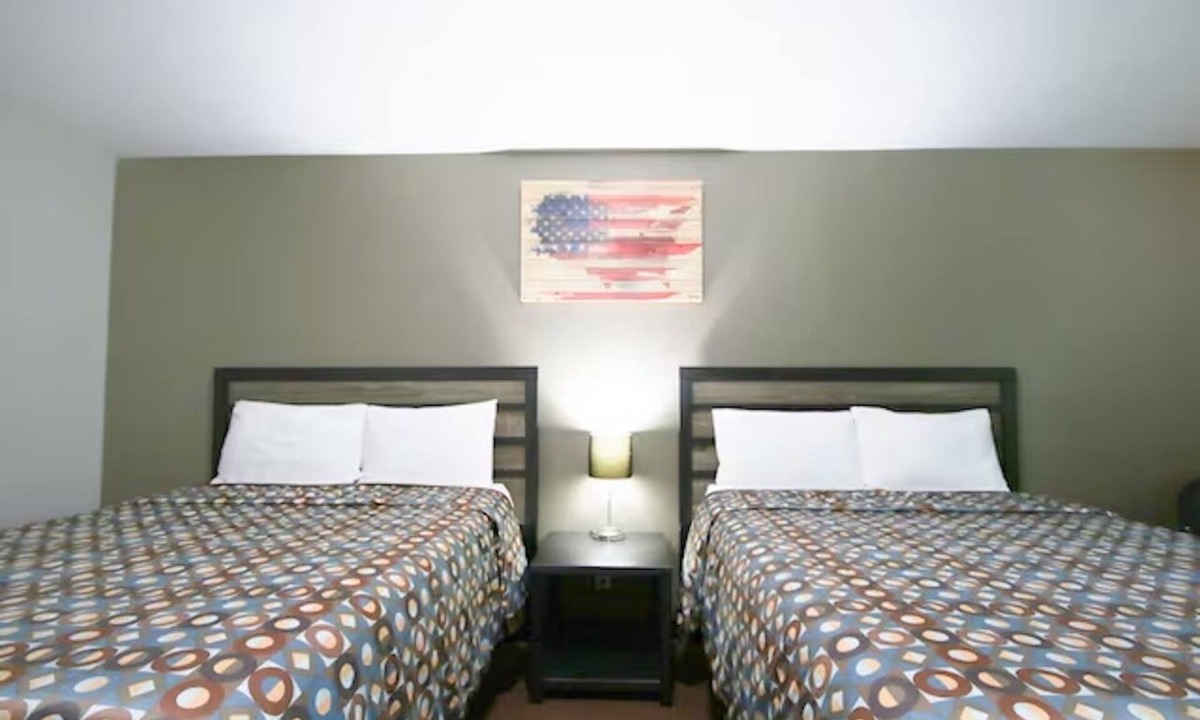 Glenwood Hotel | 2 Accommodations near Hwy 34 & Pony Creek Park | Large Room for Group Travel