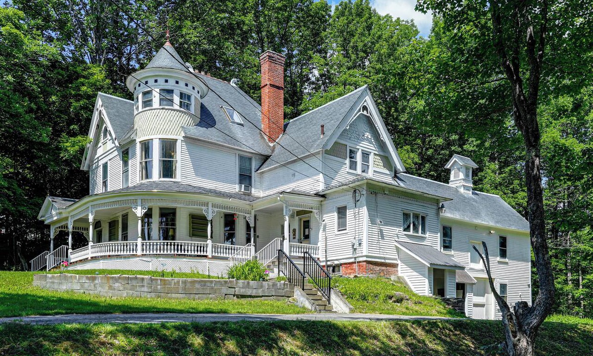 Brownville Cottage | 2-acre Property: Victorian Home in Brownville!