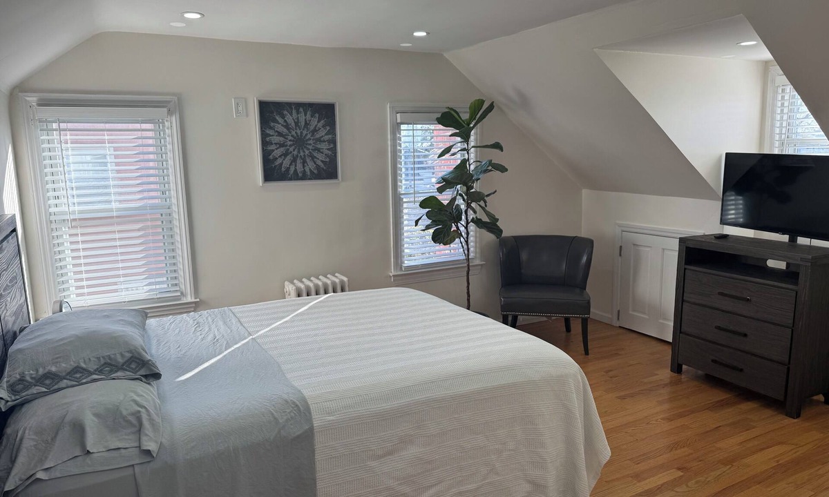 Hempstead Apartment | 2 Bedroom Apartment Suite in Quiet Neighborhood