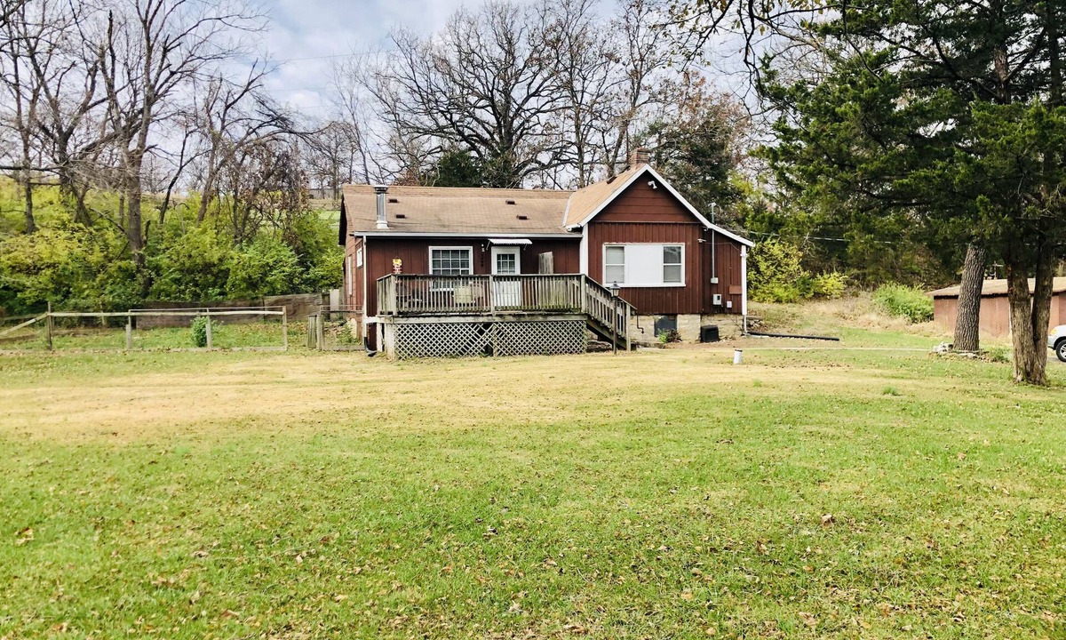Shawnee House | 2 Bedroom Cottage, large front yard, pets welcome, great location