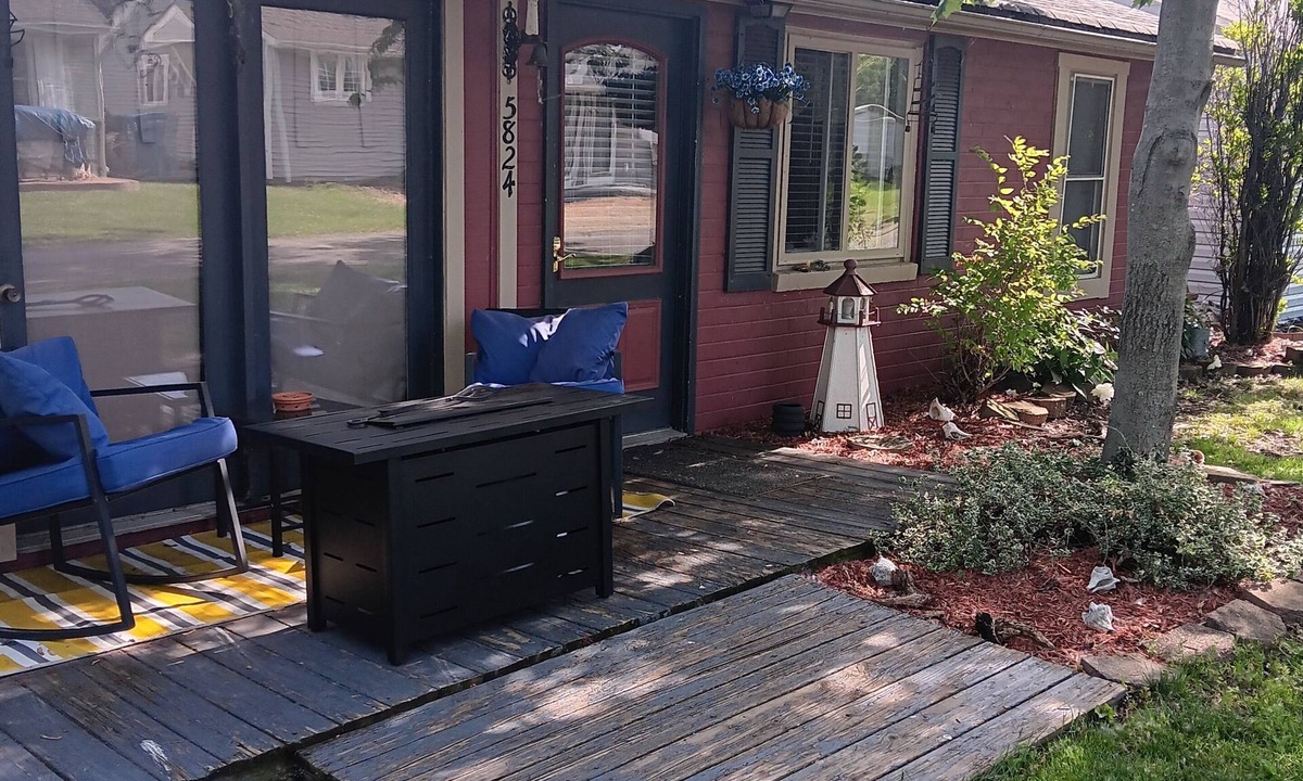 Gypsum Cottage | 2 bedroom COTTAGE. one side of a duplex, in Catawba. Sandy beach 500 ft away.