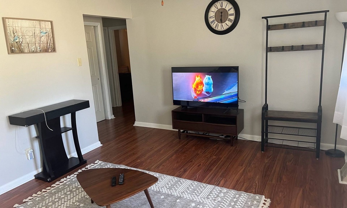 Manchester House | 2-bedroom main floor with AC in charming Ballwin