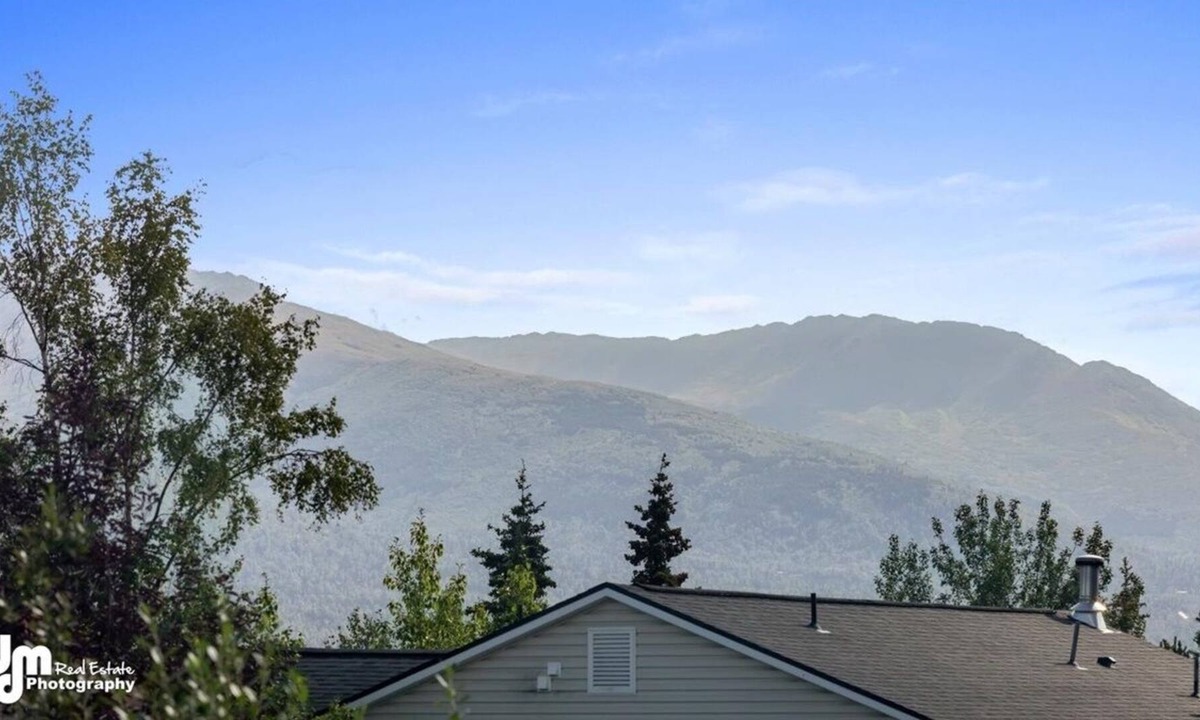 Northeast Anchorage House | 2 Bedroom Quiet Townhouse with Central Location