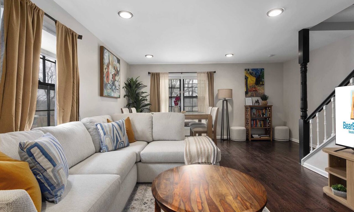 Independence House | 2 Bedroom Townhome King Beds Parking