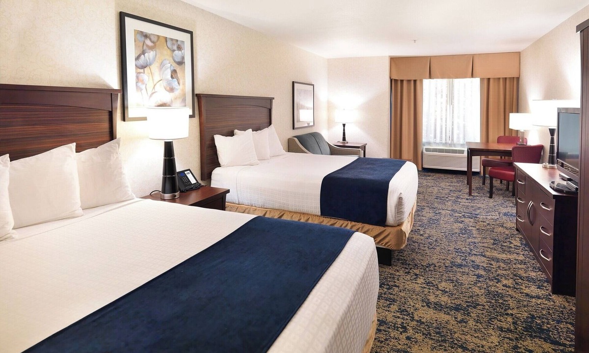 Rio Grande Hotel | 2 Pet-Friendly Units w/Free Breakfast, Airport Shuttle & Indoor Pool Access