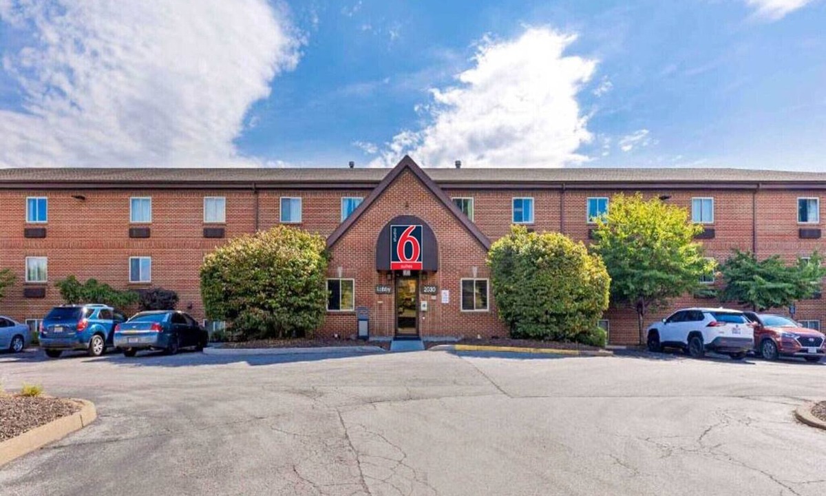 Maryland Heights Apartment | 2 Queen Beds | Mobil Access Tub Nsmk Kitchen