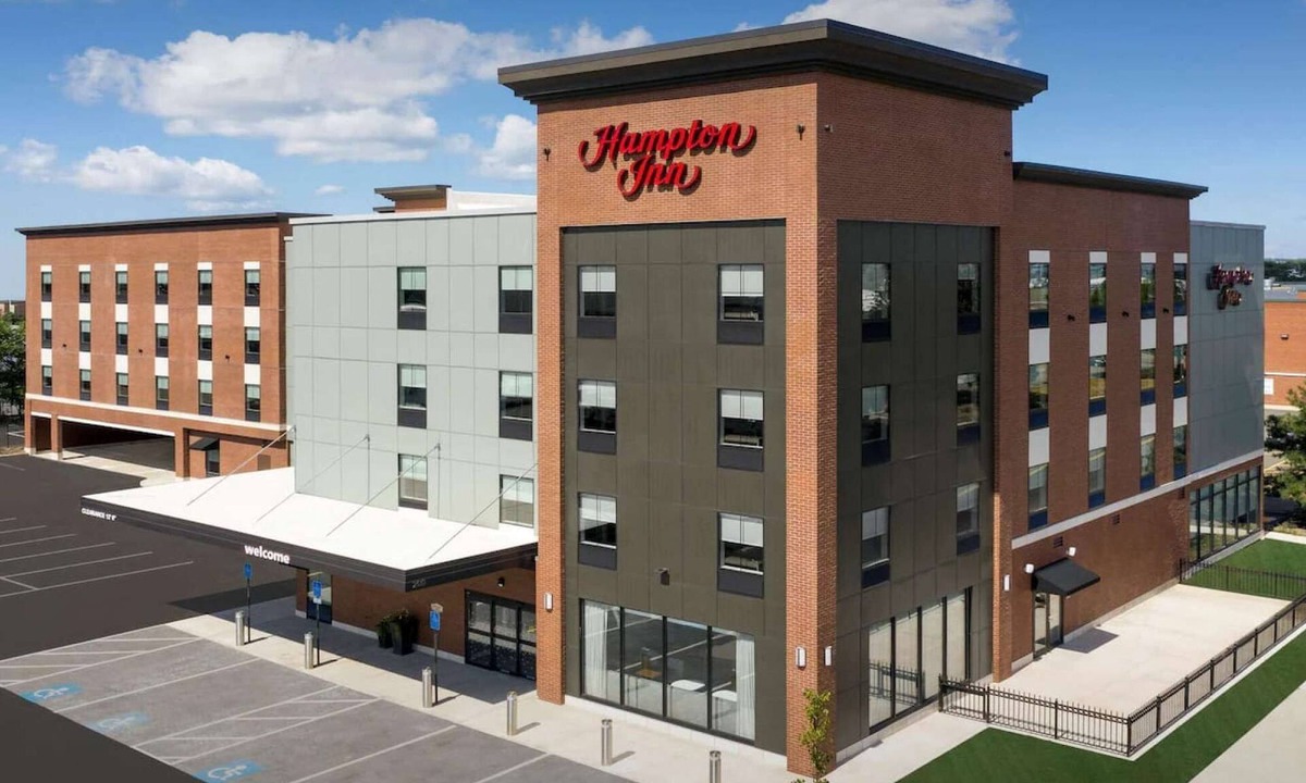 Chelsea Hotel | 2 Queens Close to Logan Airport + Breakfast. Shuttle. Gym.