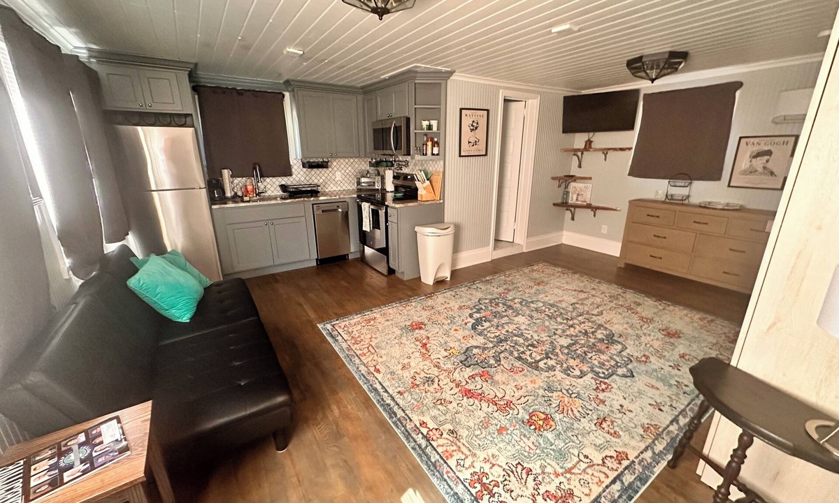 Charleston Apartment | 2018 Kanawha Blvd E Riverfront studio retreat - steps from WV State Capitol