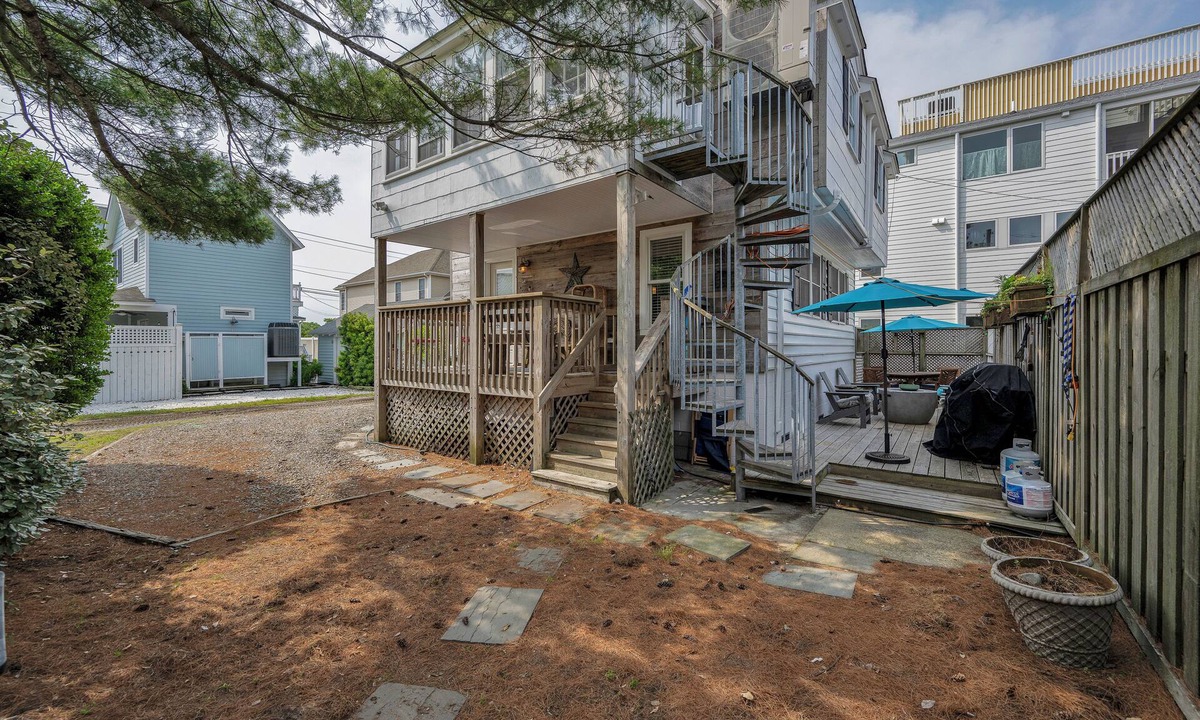 Lewes House | 209B Midland "The Cottage" Less than two blocks to Lewes Beach!
