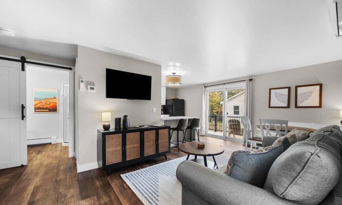 Seal Harbor Apartment | 2BR + Deck 0.5mi to Park Entrance! [Carriage Loft]