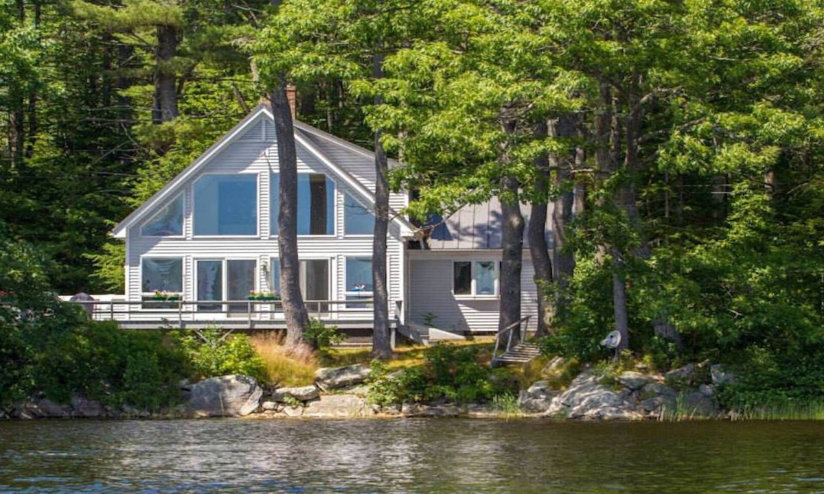 Damariscotta House | 2BR private, lakeside vacation home just 10 mins from Damariscotta town center