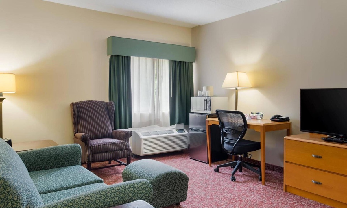Smithfield Hotel | 3 Accommodations for Big Groups | near Stadium Theatre | Free Bfast & Parking!