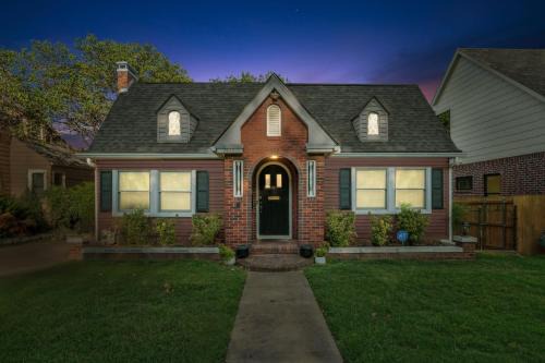 Cherry Street House | 3 bed, office, hot tub, 2 min to Cherry St