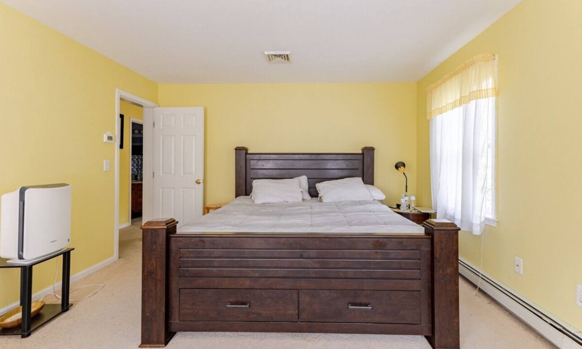 Taunton House | 3-bedroom building in charming Taunton with AC, WiFi. Enjoyable Jacuzzi Bathtub