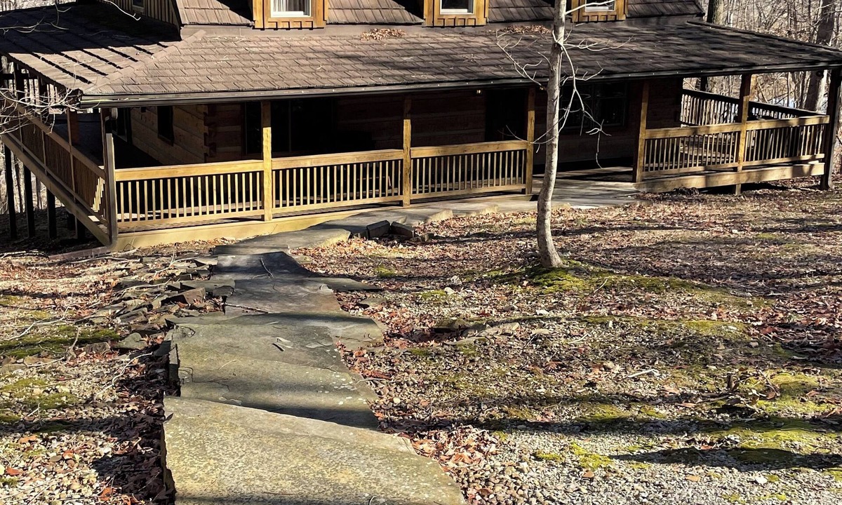 Eddyville Cabin | 3-bedroom cabin with a loft in lovely Eddyville with WiFi, AC
