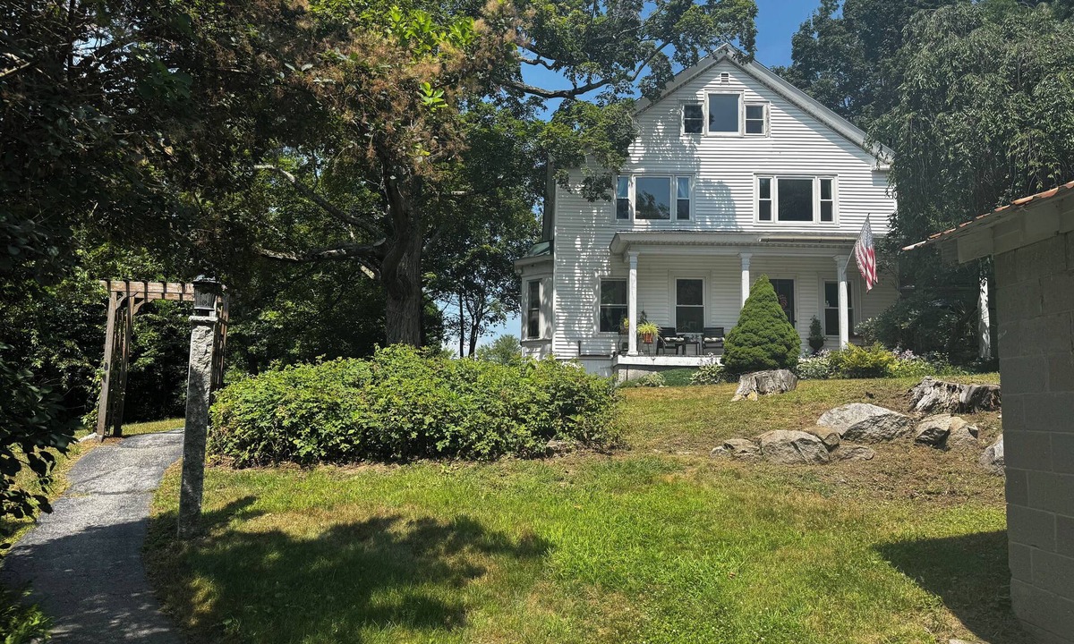 Suncook House | 3 bedroom NH Farmhouse Near Lakes, Mountains, Golf, Downtown & Wedding Venues