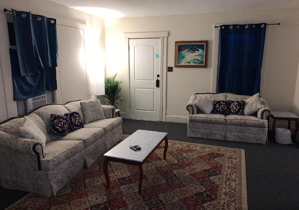 Charlton Heights Apartment | 3 bedroom one bathroom townhouse - 20B Elm street Charlton Heights WV 25040