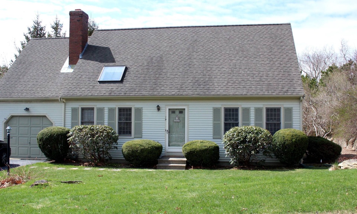 East Dennis House | 3 BR Cape-short drive to Mayflower & other bay beaches-A/C, Wi-Fi, Linens Incl.