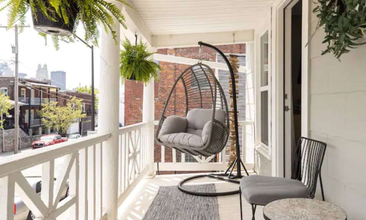 Kansas City House | 3 KING Beds+ Walk the Street Car + Balcony
