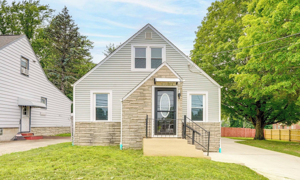 Youngstown House | 3 Mi to Dtwn Youngstown & YSU: Family Home w/Yard