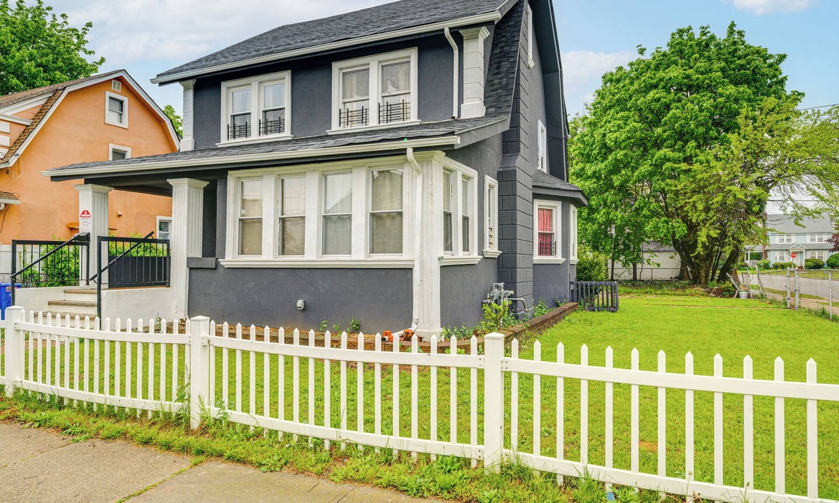 Hempstead House | 3 Mi to Nassau Coliseum: Spacious Hempstead Home!