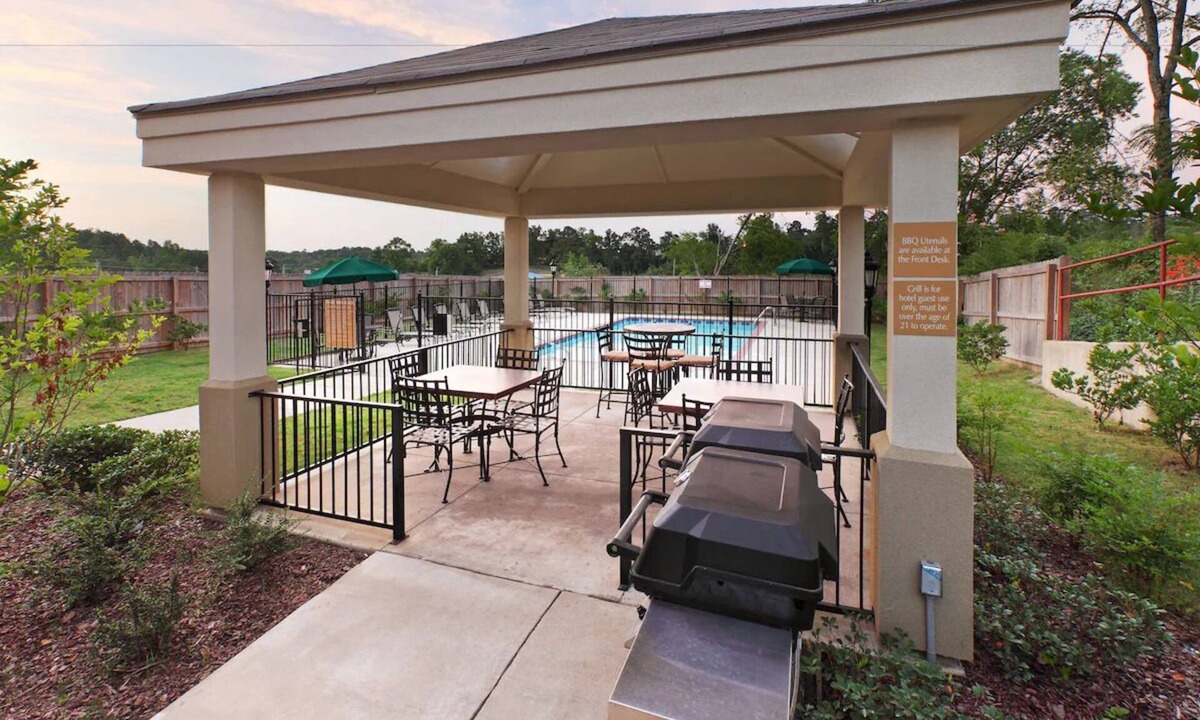 Hot Springs Hotel | 3 Units - Enjoy Comfortable Accommodations and Full Kitchen Near Magic Springs