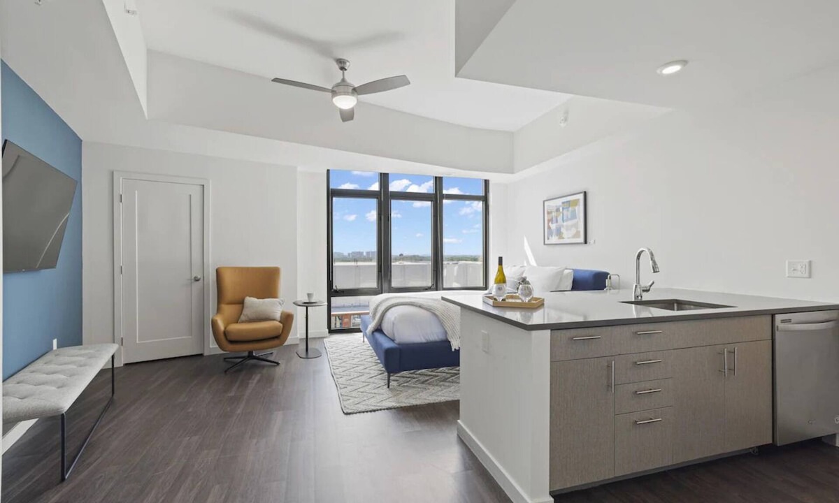 Bluemont Hotel | 3 Units | Family Getaway Near Famous Landmarks & Attractions | Rooftop Views