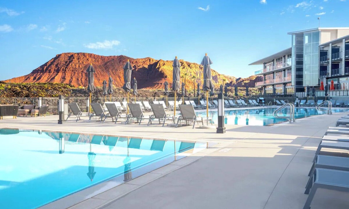 Ivins Hotel | 3 Vibrant Rooms Located Near Scenic Trails – Ideal Desert Adventure Start