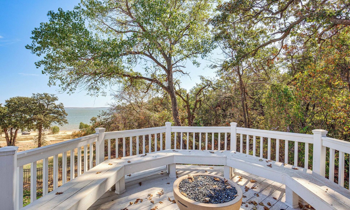 Kingston Cottage | 300 Feet to Lake Texoma: Modern Home w/Deck!