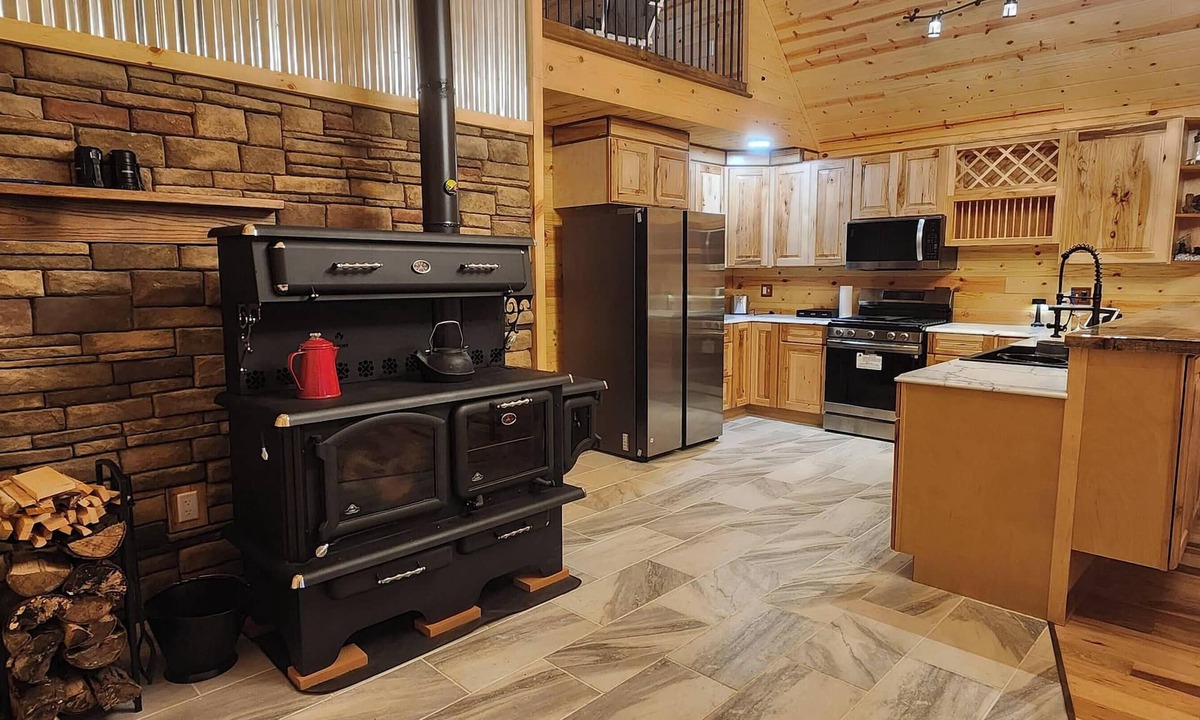 Huttonsville Cabin | 3700ft Off-Grid Solar Cabin in Kumbrabow Forest w/Fireplace & Stars