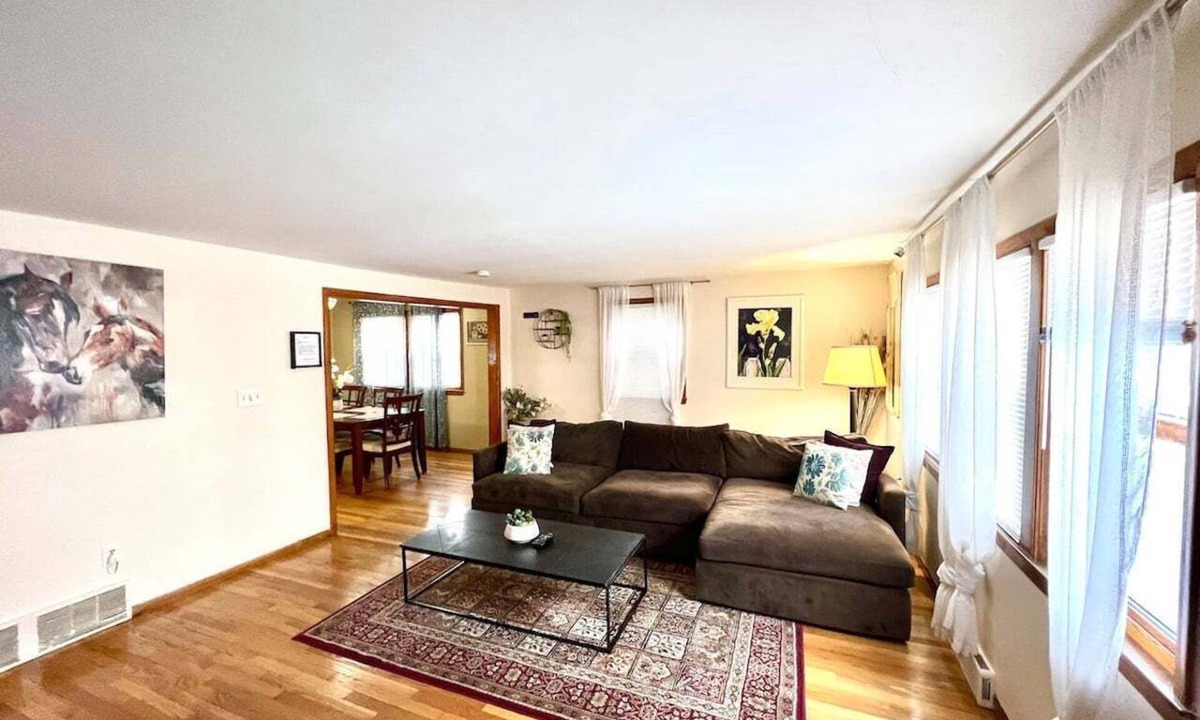 Waltham Apartment | 3bd/1ba apartment with parking 6472