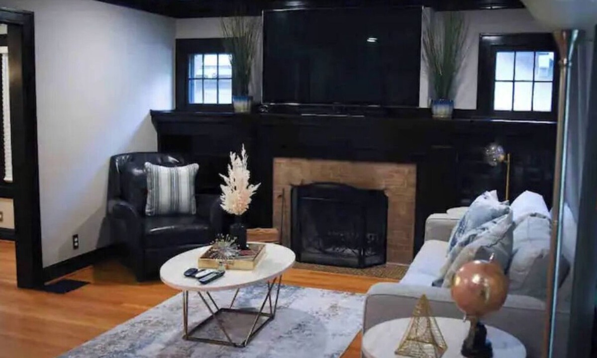 Brookside House | 3BD 2BA Prestigious Neighborhood Monthly Rental! Fully Fenced & Garage!