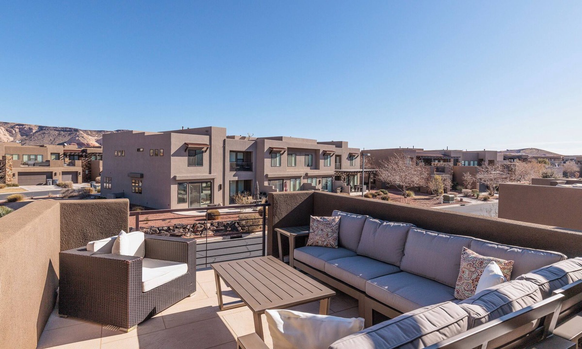 St. George Villa | 3BR+Loft Sleeps 10 - Near Pool & Pickleball