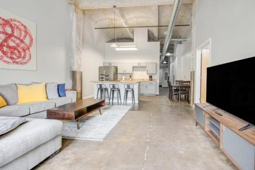 Crossroads Arts District Apartment | 3BR Luxury Historic Loft with Gym by ENVITAE