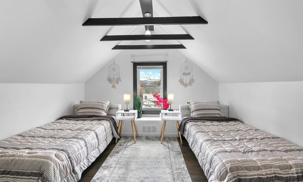 Bristol Apartment | 3BR- Sleeps 6- Forestville Bristol- Parking