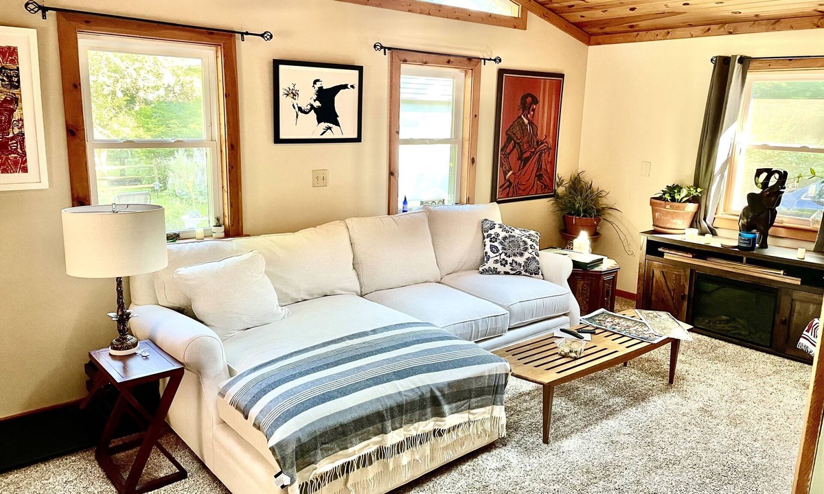 Fairlawn Heights House | 4 Bed/3 Bath with Hot Tub & Courtyard