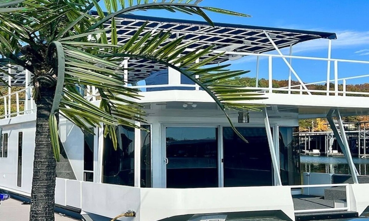 Kuttawa Boat Rental | 4-bedroom houseboat in historic Old Kuttawa, KY