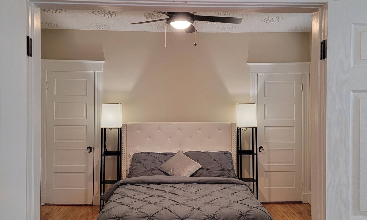 Roxbury Apartment | 4 bedroom, 👑 King bed, free 🅿️ Parking, walk to T, minutes to Downtown Boston