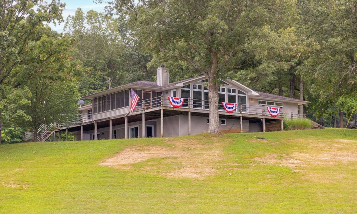 Eddyville House | 4-bedroom Waterfront Home on Lake Barkley at Eddy Creek Marina Resort.